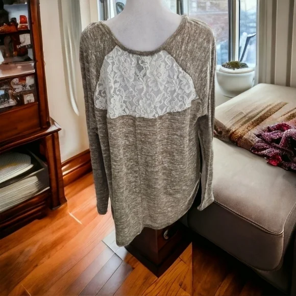 Lane Bryant Tan & Cream Lace long sleeve Top Size 14/16 NWOT - Picture 2 of 5